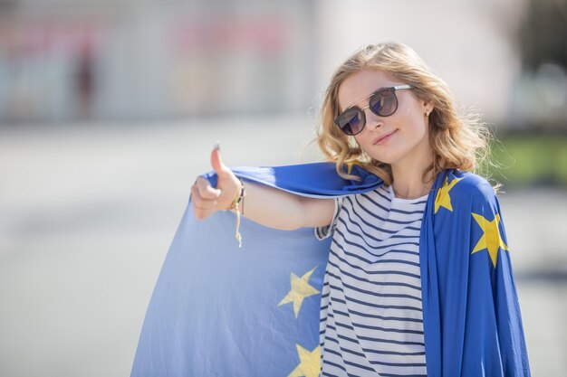 Atrakcyjna Szczęśliwa Młoda Dziewczyna Z Flagą Unii Europejskiej.