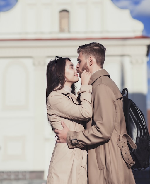 Atrakcyjna szczęśliwa para w miasta całowaniu