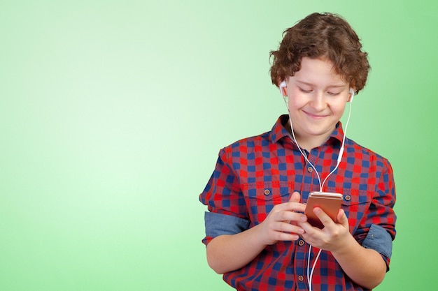 Atrakcyjne dziecko słucha muzyki przez słuchawki