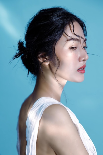 Atrakcyjne młode mokre włosy Asian kobieta model z idealną świeżą skórą na podwodnej symulacji oświetlenia Pielęgnacja twarzy Zabieg na twarz Kosmetologia Chirurgia plastyczna Piękny portret dziewczyny w studio