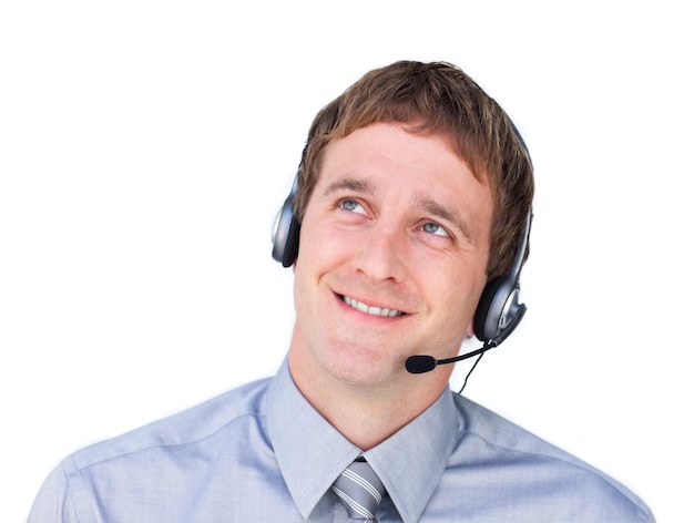 Atrakcyjny biznesmen rozmawia przez zestaw słuchawkowy