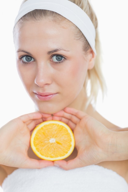 Atrakcyjny kobiety mienia plasterek pomarańcze