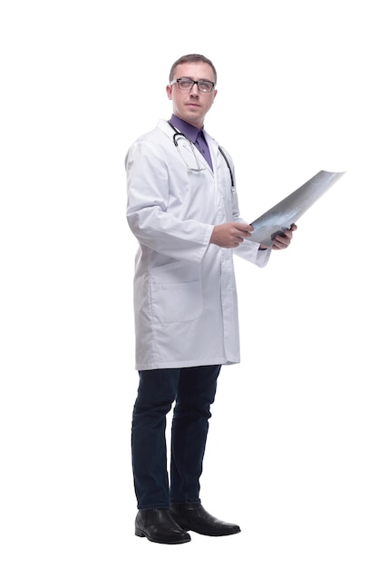 Atrakcyjny lekarz badający zdjęcie rentgenowskie i patrzący w kamerę