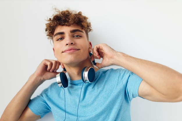 Atrakcyjny mężczyzna w słuchawkach muzyka emocje na białym tle