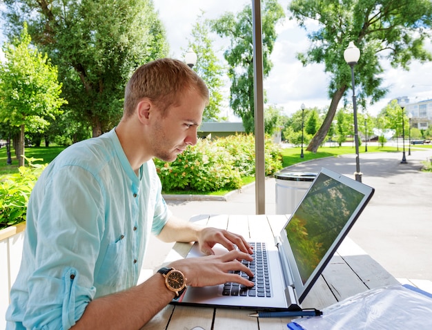 Atrakcyjny Młodego Człowieka Uczeń Używa Laptop Outside