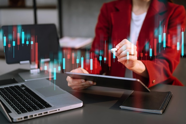 Atrakcyjny młody europejski biznes używający laptopa i tabletu z abstrakcyjnym wykresem Forex Investment and economy conceptxA