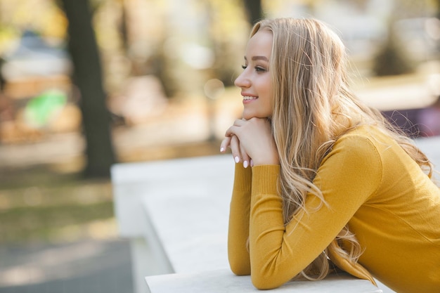 Atrakcyjny portret młodej kobiety zbliżenie. Blond kobieta na zewnątrz.