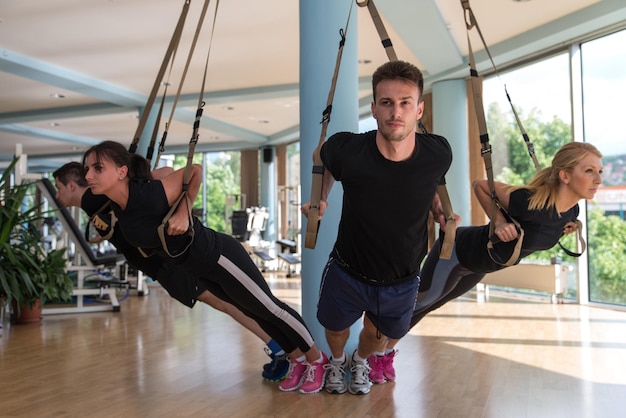 Atrakcyjny trening zespołowy z paskami Fitness Trx na siłowni