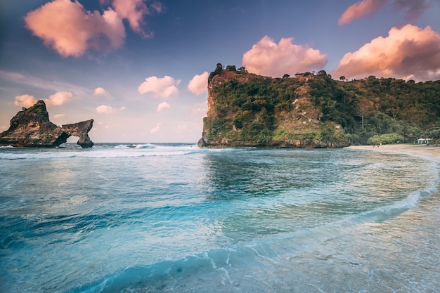 Atuh plaży Nusa Penida wyspa linia brzegowa krajobraz