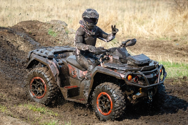 ATV buggy quad i UTV offroad vehicle rally w kurzu z błotem Extreme adrenalin 4x4