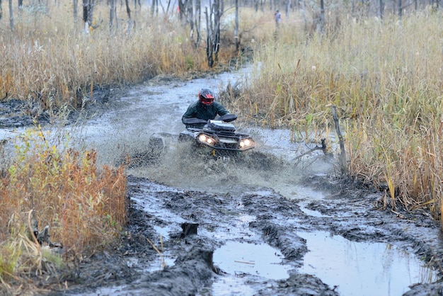 ATV i UTV w akcji na torze wodnym z rozbryzgami błota wodnego. Ekstremalna konkurencja. 4x4.