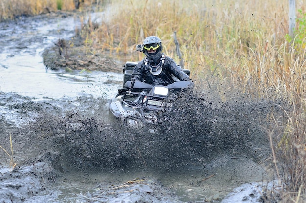 ATV i UTV w akcji na torze wodnym z rozbryzgami błota wodnego. Ekstremalna konkurencja. 4x4.