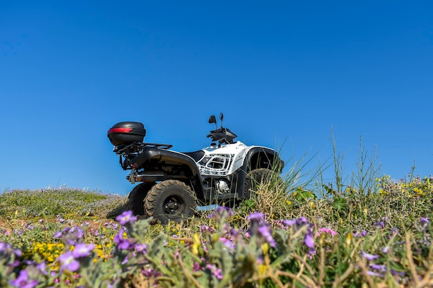 ATV offroad na tle gór i nieba