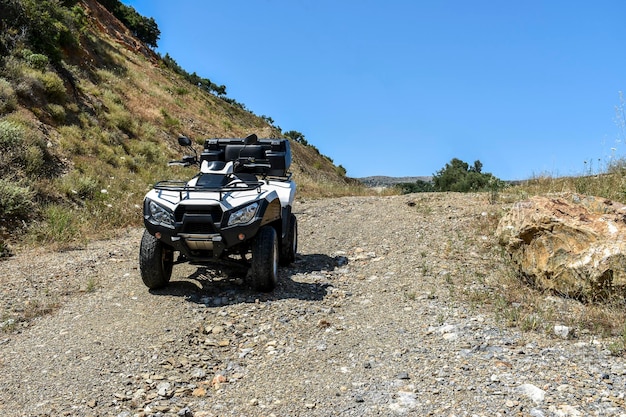 ATV offroad na tle gór i nieba