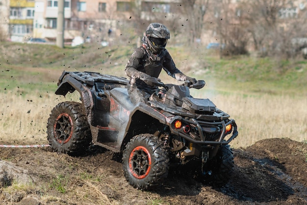 Zdjęcie atv w akcji ekstremalna jazda na szutrowym torze na ukrainie