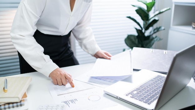 Audytor lub personel obsługi dochodów wewnętrznych Kobiety biznesu sprawdzające roczne sprawozdania finansowe firmy Koncepcja audytu