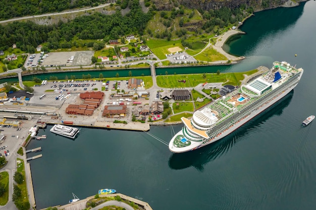 Aurlandsfjord Miasto Flam O świcie Piękna Przyroda Norwegia Naturalny Krajobraz