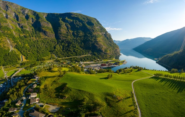 Aurlandsfjord Miasto Flam O świcie. Piękna Przyroda Norwegia Naturalny Krajobraz.