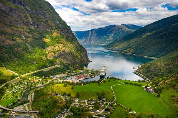 Aurlandsfjord Miasto Flam o świcie. Piękna przyroda Norwegia naturalny krajobraz.