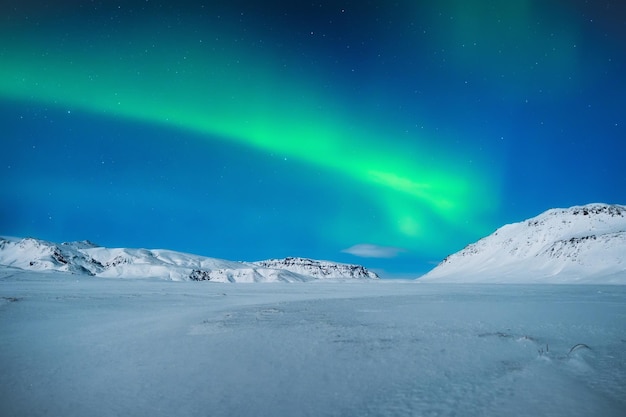 Aurora Borealis na Islandii Zorza polarna nad górami Zimowy nocny krajobraz z jasnymi światłami na niebie Krajobraz na północy zimą Popularne miejsce do podróżyxA