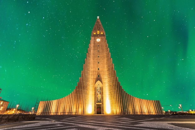 aurora borealis powyżej hallgrimskirkja kościoła w centrum miasta reykjavik w Islandii