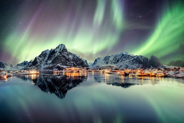 Aurora borealis tańczy na górze w wiosce rybackiej w Reine, Lofoty, Norwegia