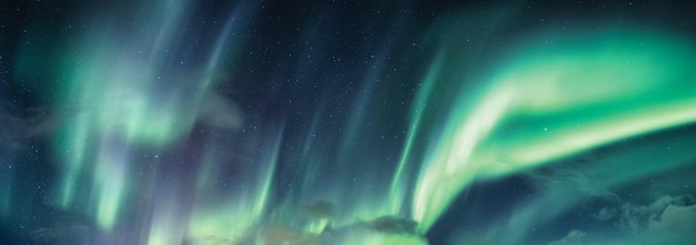 Aurora Borealis, zorza polarna na nocnym niebie na kole podbiegunowym w Skandynawii, Norwegia