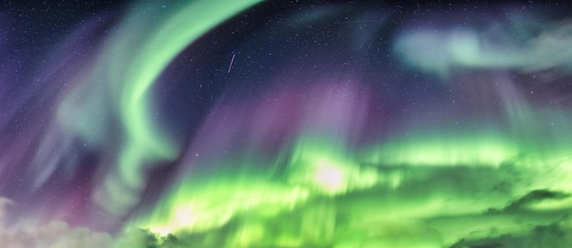 Aurora borealis, zorza polarna świecąca gwiaździście na nocnym niebie