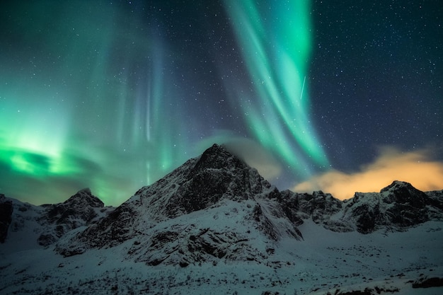 Aurora Borealis, Zorza Polarna Z Rozgwieżdżonym Nad Szczytem śniegu Na Zimę Na Lofotach, Nordland, Norwegia