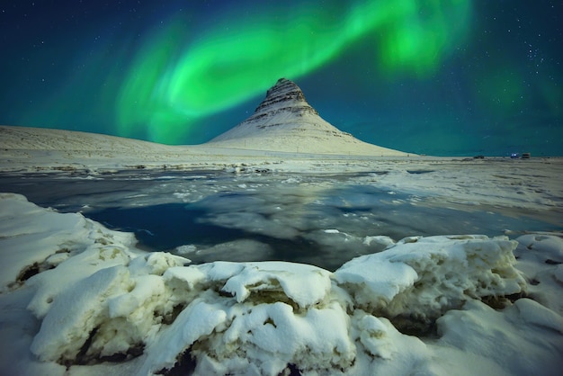 aurora light nad górą kirkjufell nocą w islandii