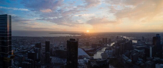 Zdjęcie australia malownicze melbourne centrum panoramy panoramy w pobliżu rzeki yarra i centrum biznesu finansowego