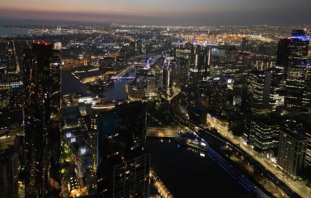 Zdjęcie australia malownicze melbourne centrum panoramy panoramy w pobliżu rzeki yarra i centrum biznesu finansowego