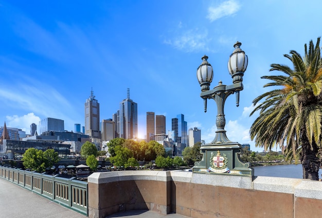 Zdjęcie australia malownicze melbourne centrum panoramy panoramy w pobliżu rzeki yarra i centrum biznesu finansowego