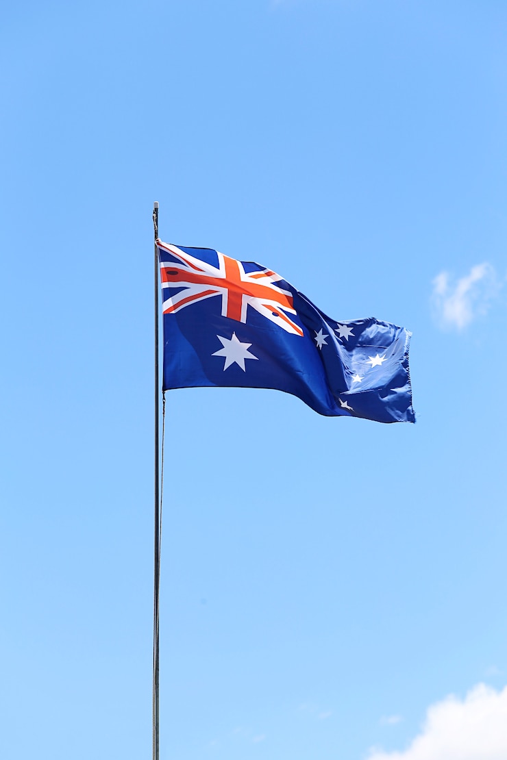 Zdjęcie australijczyk flaga lata na flagpole.