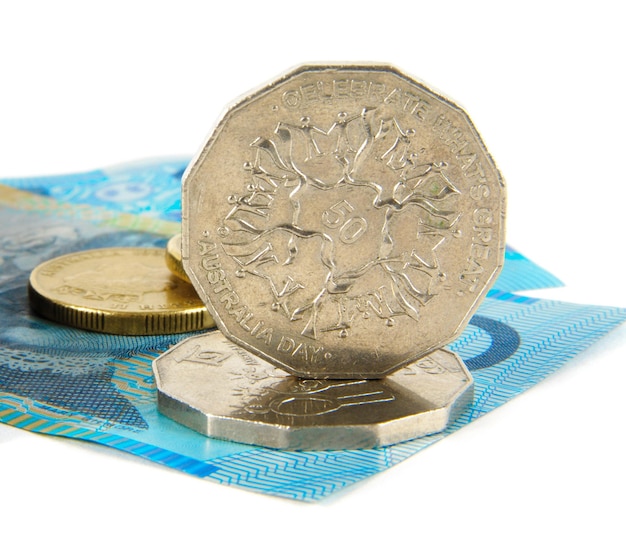 australijska gotówka i monety na białym