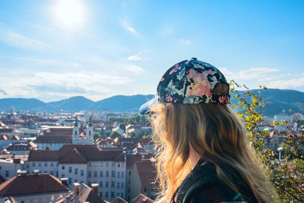 Austria.Graz. Dziewczyna podziwia wieczorny widok na miasto Panoramiczny widok na miasto