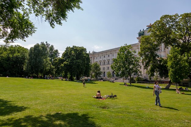 Zdjęcie austria wiedeń 19 czerwca 2023 wygląd parku burggarten w wiedniu
