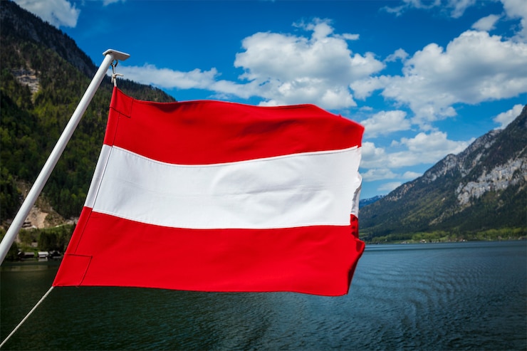 Zdjęcie austriacka flaga nad jeziorem górskim