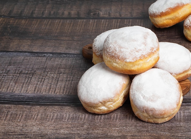 Austriackie I Niemieckie Pączki Lub Krapfen Faschingskrapfen Berliner Z Kremem Na Drewnianym Tle Selektywna Ostrość