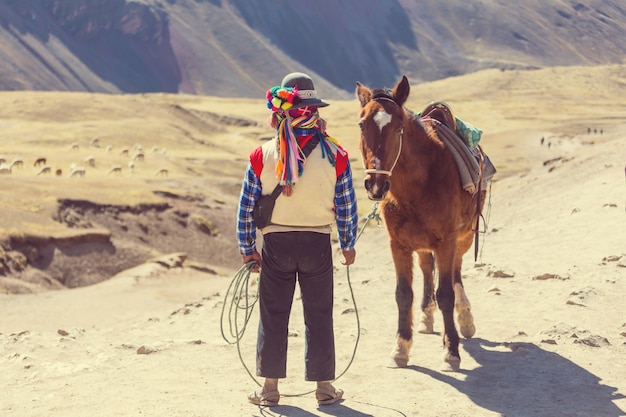 Autentyczna Usługa Przewodnika W Vinicunca, Region Cusco, Peru. Montana De Siete Colores, Tęczowa Góra.