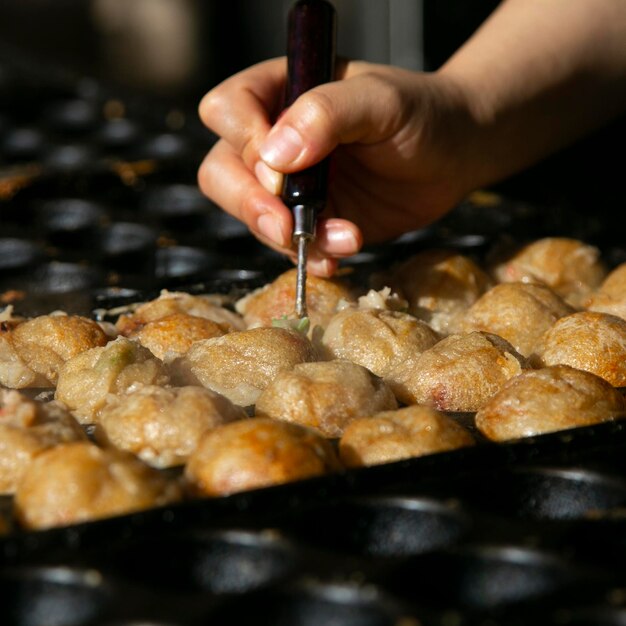 Autentyczne kulki Takoyaki z Osaki Takoyaki to japońskie jedzenie wykonane z mąki pszenicznej i ośmiornicy