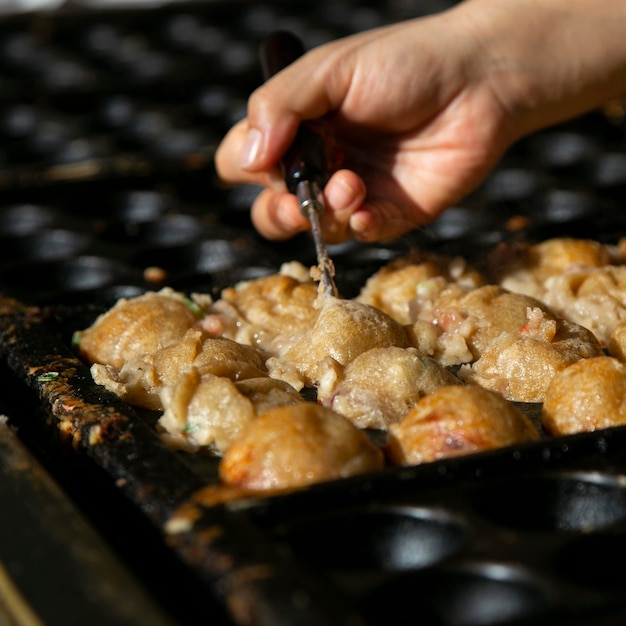 Autentyczne kulki Takoyaki z Osaki Takoyaki to japońskie jedzenie wykonane z mąki pszenicznej i ośmiornicy