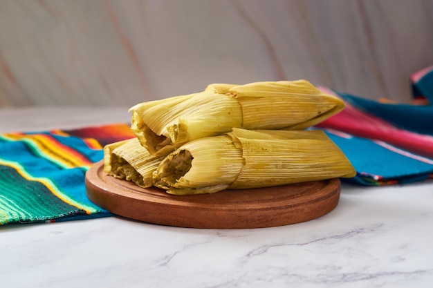 Autentyczne meksykańskie tamales z kukurydzą i kurczakiem Meksykańskie jedzenie?