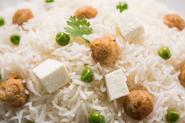 Autentyczny paneer lub soja lub zielony groszek pulav lub warzywa ryż lub warzywa biryani z kostkami paneer i kawałkiem soi, selektywne skupienie