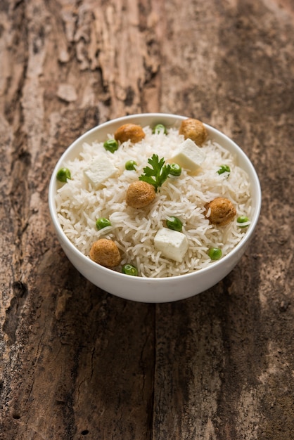 Autentyczny paneer lub soja lub zielony groszek pulav lub warzywa ryż lub warzywa biryani z kostkami paneer i kawałkiem soi, selektywne skupienie