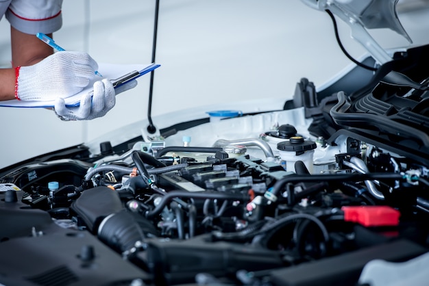 Auto Mechanik (lub Technik) Sprawdzający Silnik Samochodu W Garażu