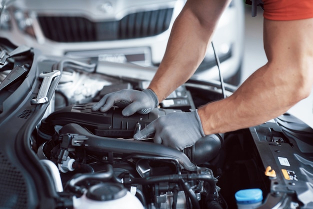 Auto mechanik pracuje w garażu. Serwis naprawczy