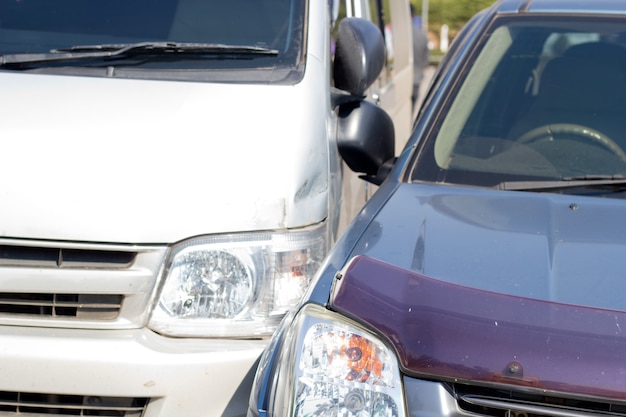 Auto wypadku z udziałem dwóch samochodów na ulicy miasta