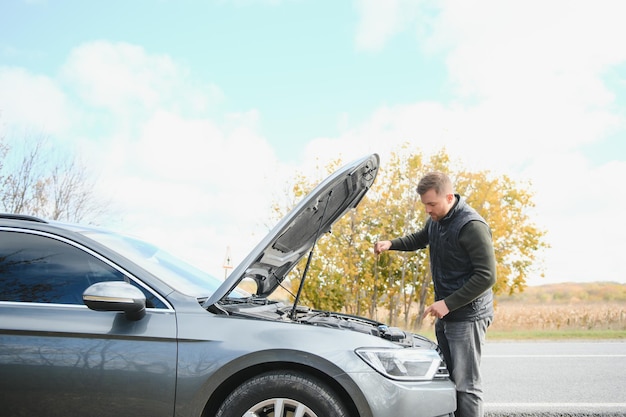 Auto Zepsuło Dymy Spod Maski Kierowca Był W Szoku