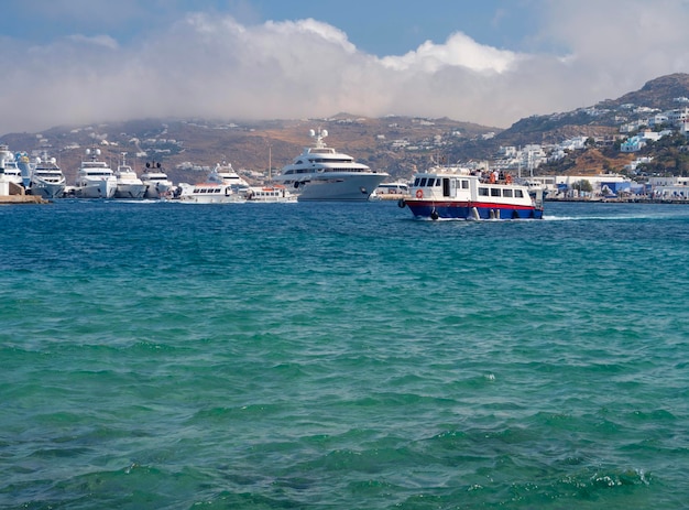 Autobus morski i jachty na wyspie Mykonos w Grecji